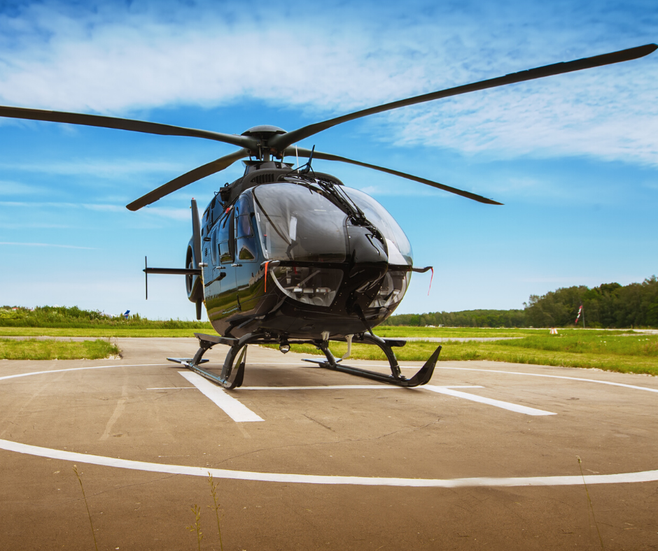 Helikopter auf Landeplatz