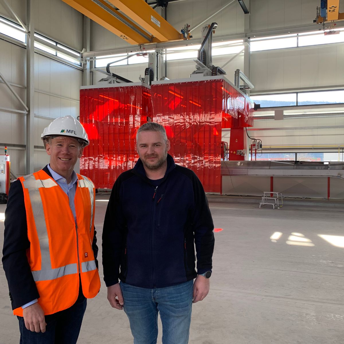 Geschäftsführer Georg Haslinger von HV LeasePartner (links) mit dem Leiter Schweißtechnologie der Maschinenfabrik Liezen und Gießerei, Helmut Thanner (rechts) bei der Besichtigung der Schweißroboteranlage