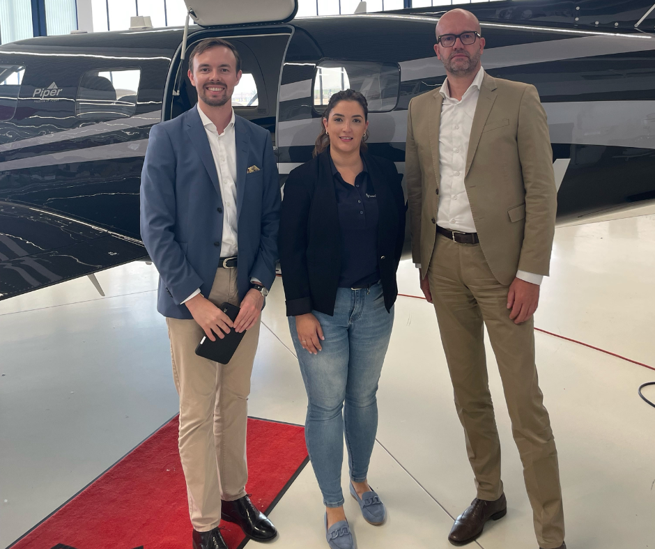 Übergabe der Piper M700 am Airport Kassel-Calden bei der Piper Deutschland AG, u.a. Philipp Miehlke von Piper Deutschland AG und Sabrina Prell von FM LeasingPartner GmbH