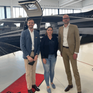 Übergabe der Piper M700 am Airport Kassel-Calden bei der Piper Deutschland AG, u.a. Philipp Miehlke von Piper Deutschland AG und Sabrina Prell von FM LeasingPartner GmbH