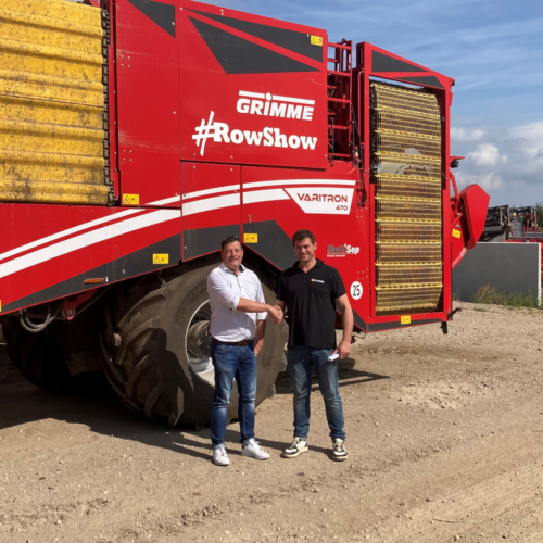 Frank Overhage und Roman Sauer vor dem Kartoffelroder